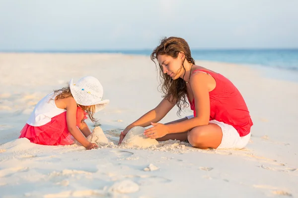 Mère avec petite fille sur la plage — Photo