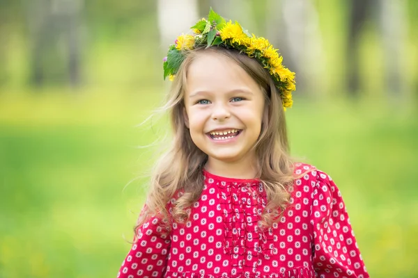 Menina no parque primaveril — Fotografia de Stock