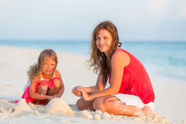 Mère avec petite fille sur la plage — Photo