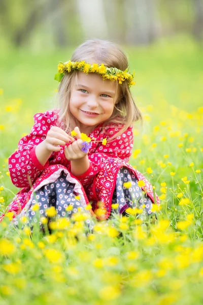 Liten flicka i vår park — Stockfoto