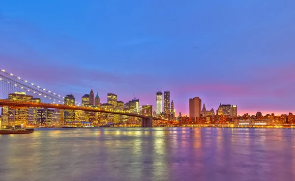 Brooklyn Bridge und Manhattan in der Dämmerung — Stockfoto
