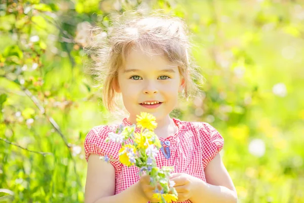 Ragazzina felice nel parco soleggiato di primavera — Foto Stock