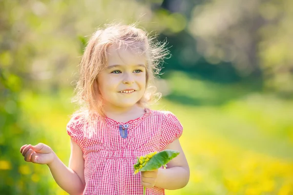 Bonne petite fille au printemps parc ensoleillé — Photo