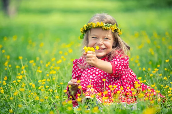 Liten flicka i vår park — Stockfoto