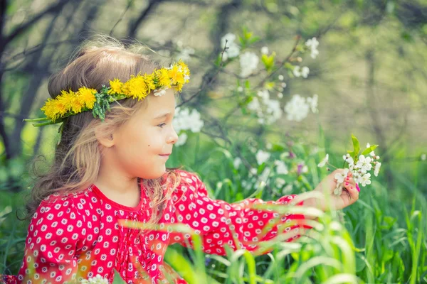 Menina no parque primaveril — Fotografia de Stock