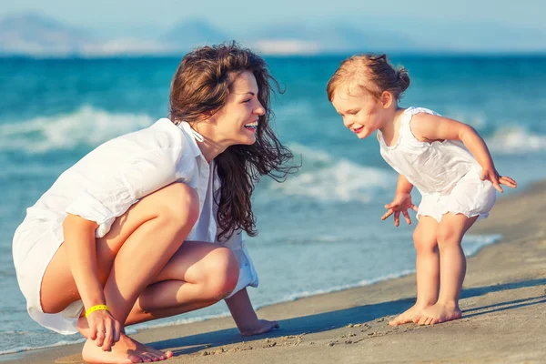 Mor och dotter leker på stranden — Stockfoto