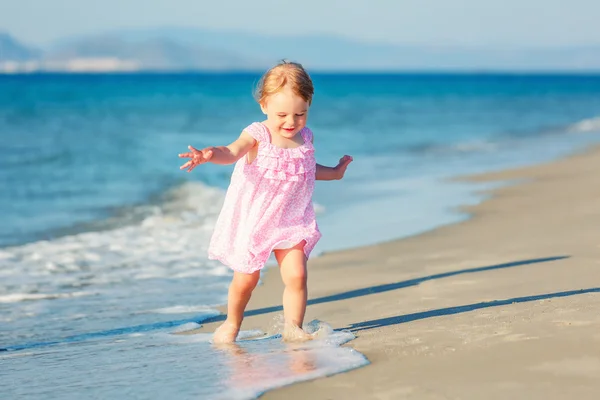 Liten flicka på stranden — Stockfoto