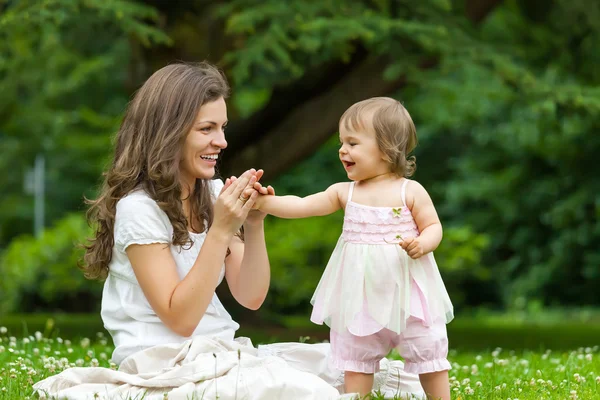 Mother and little daughter in the park — Stock Photo, Image