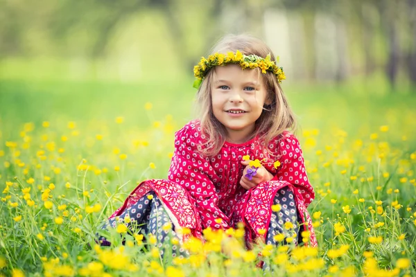 Lille pige i foråret park - Stock-foto