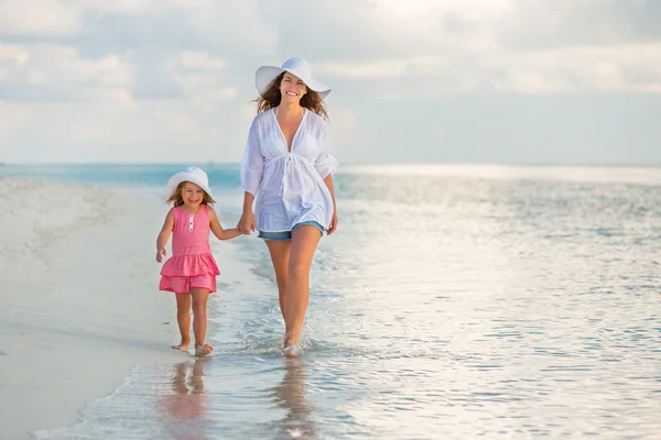 Mother and daughter walking on the beach — Stock Photo, Image