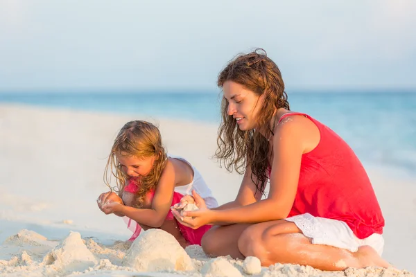 Mother with little daughter on the beach — Stock Photo, Image