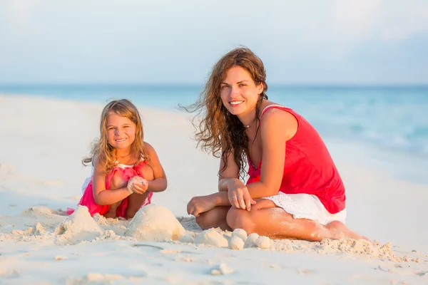 Mother with little daughter on the beach — Stock Photo, Image