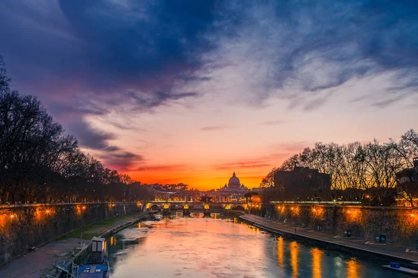 Catedral de San Pedro por la noche, Roma — Foto de Stock