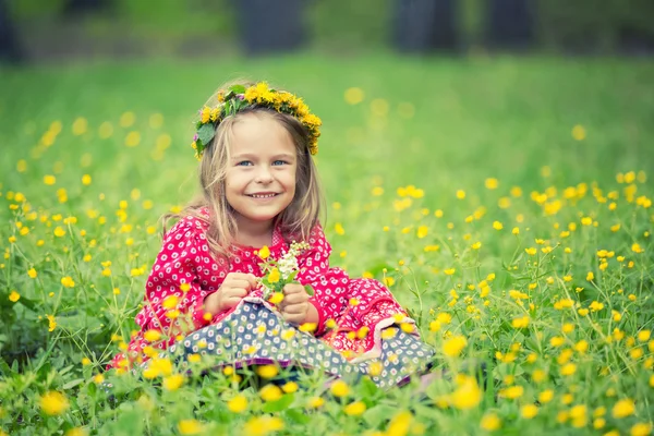 Klein meisje in voorjaar park — Stockfoto