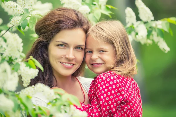 Mother and daughter in summer park — Stock Photo, Image