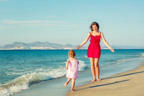 Mor och dotter leker på stranden — Stockfoto