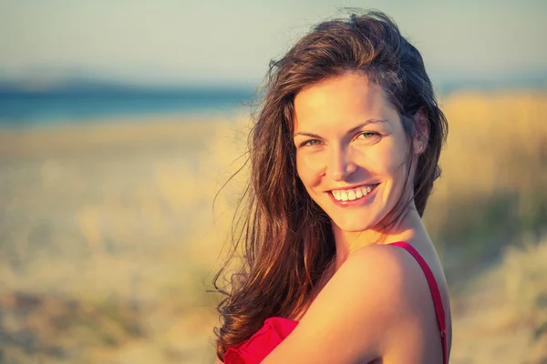 Jonge vrouw op het strand — Stockfoto