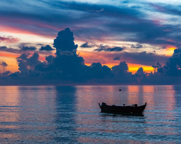 Zonsopgang boven oceaan — Stockfoto