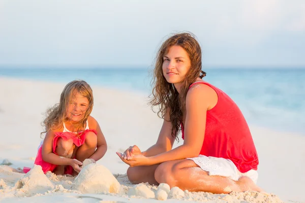 Μητέρα με μικρή κόρη στην παραλία — Φωτογραφία Αρχείου
