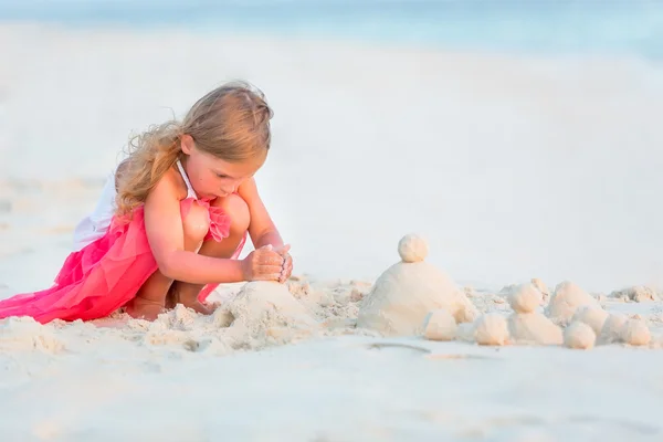 Bambina sulla spiaggia — Foto Stock