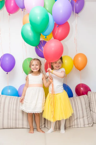 Δύο κοριτσάκια σε ένα πάρτι γενεθλίων — Φωτογραφία Αρχείου