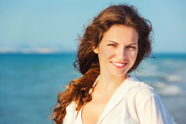 Junge Frau am Strand — Stockfoto