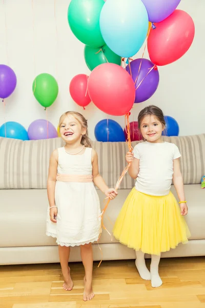 Zwei Mädchen auf Geburtstagsparty — Stockfoto