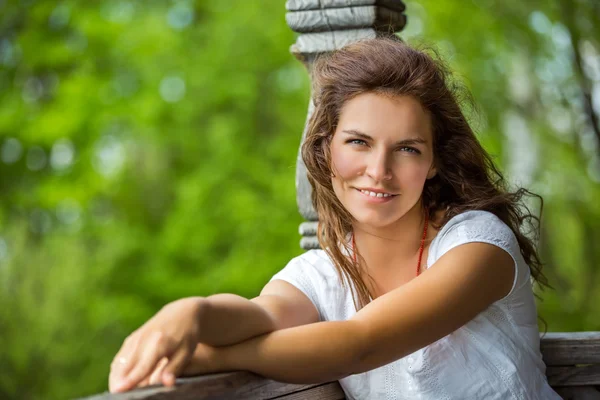 Portret van jonge smilin vrouw in het park van de zomer — Stockfoto