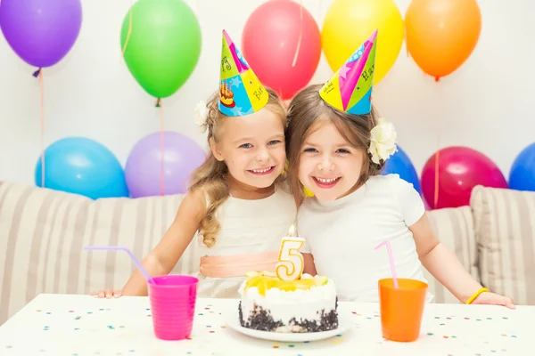 Deux petites filles à la fête d'anniversaire — Photo