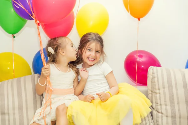 Duas meninas conversando na festa de aniversário — Fotografia de Stock