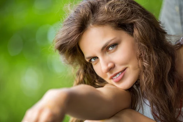 Close-up van jonge lachende vrouw — Stockfoto