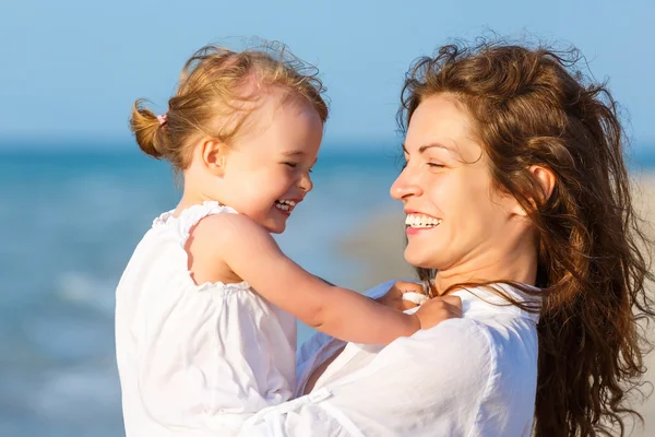 Moeder en dochter op het strand — Stockfoto