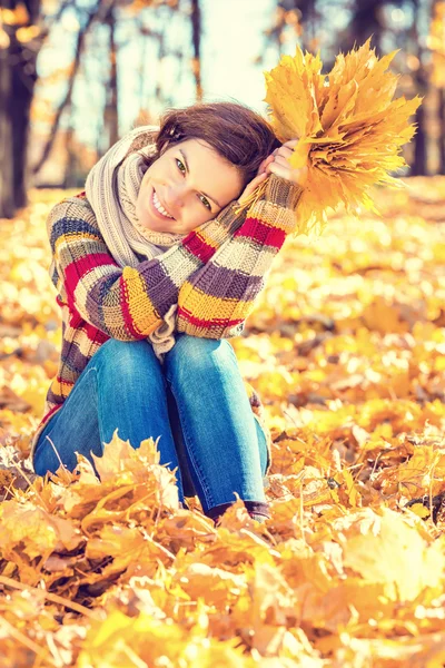 Portret van jonge mooie vrouw — Stockfoto