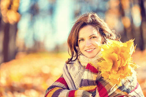 Portret van jonge mooie vrouw — Stockfoto