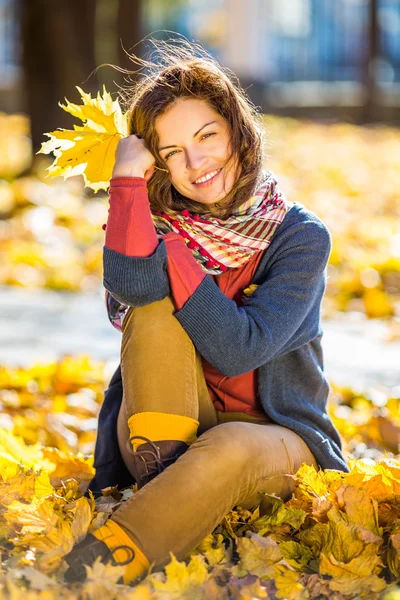 Portret van jonge mooie vrouw — Stockfoto