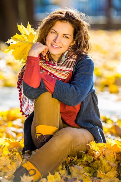 Retrato de mujer hermosa joven —  Fotos de Stock