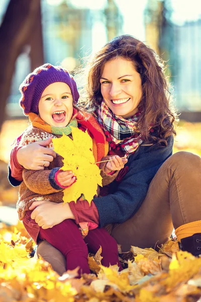 Mother and daughter in the park — Stock Photo, Image