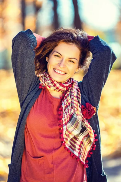 Portret van jonge mooie vrouw — Stockfoto