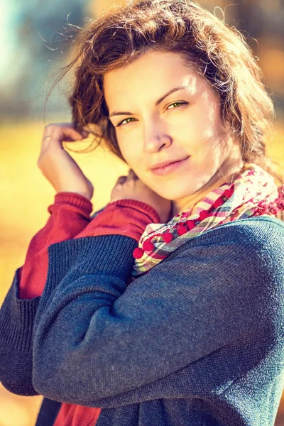 Portrait of young beautiful woman — Stock Photo, Image