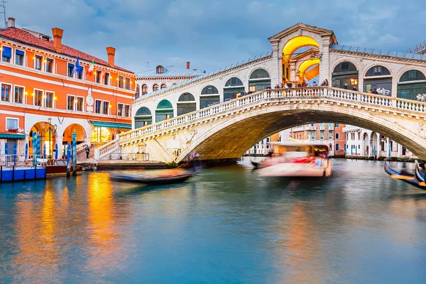 Rialto Bridge at dusk — Stock Photo, Image