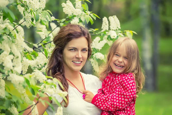 Happy mother and daughter in summer park — Stock Photo, Image