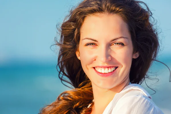 Junge Frau am Strand — Stockfoto