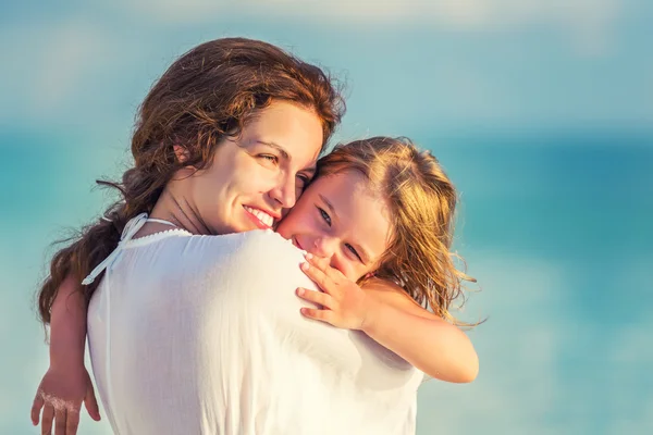 Mutlu anne ve kızı deniz sahilinde — Stok fotoğraf