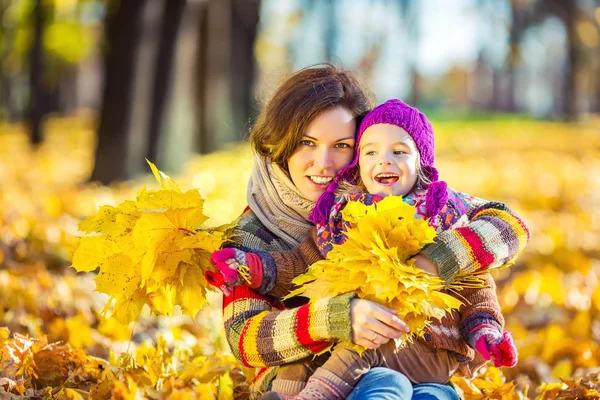 Mãe e filha em jogar no parque de outono — Fotografia de Stock