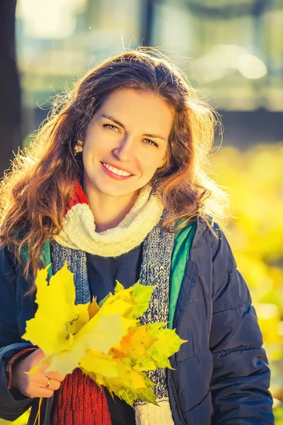 Πορτρέτο της νεαρής όμορφης γυναίκας στο πάρκο φθινόπωρο — Φωτογραφία Αρχείου