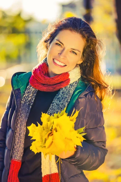 Ritratto di giovane bella donna nel parco autunnale — Foto Stock