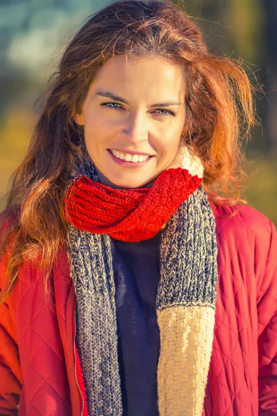 Ritratto di giovane bella donna nel parco autunnale — Foto Stock