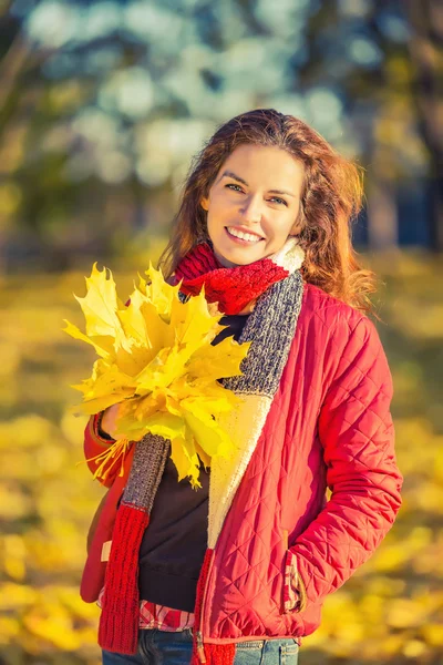 Portrait de jeune belle femme dans le parc d'automne — Photo