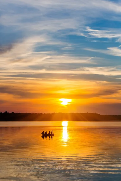 Solnedgång på en sjö — Stockfoto