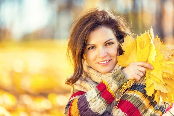 Portret van jonge mooie vrouw — Stockfoto